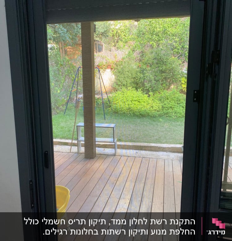 מסגרת אלומיניום של דלת זכוכית במרפסת עץ